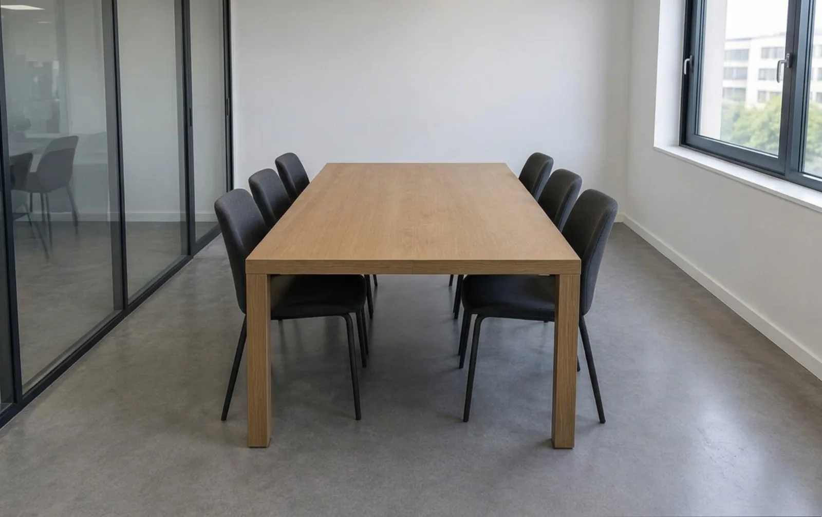 Après — Même salle de réunion illustrative nettoyée, table et chaises conservées